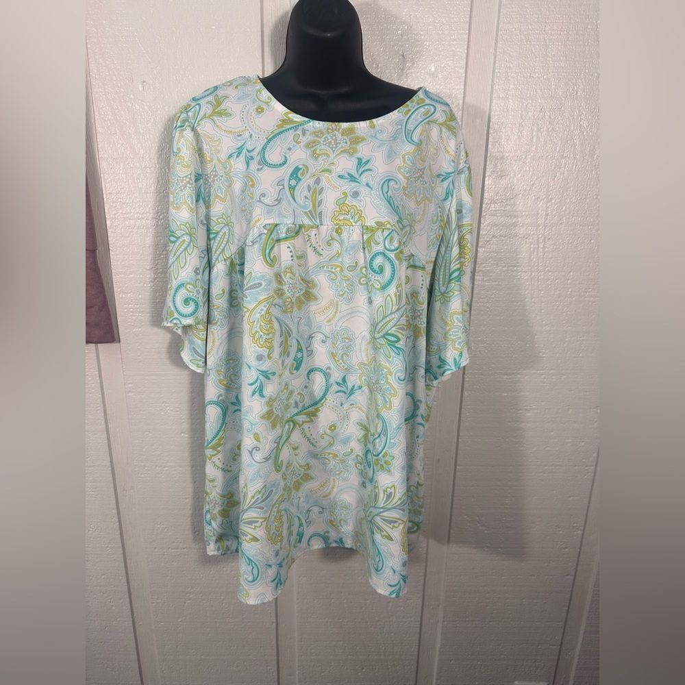 Dokotoo Green Floral Short Sleeve Top Size 1X EUC
